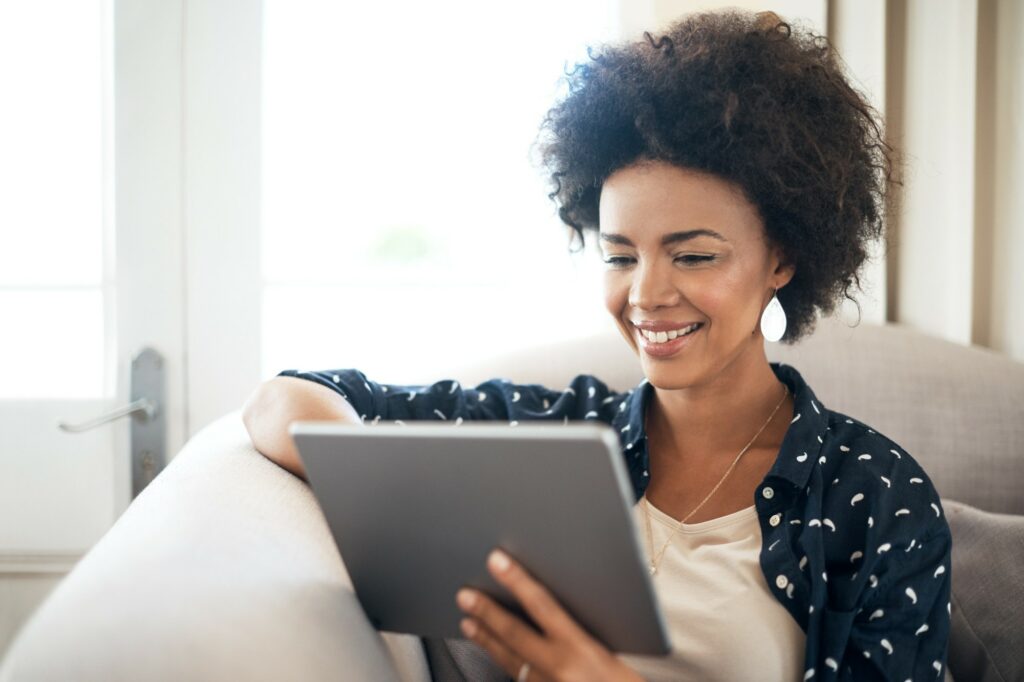 moça morena realizando um agendamento online com tablet