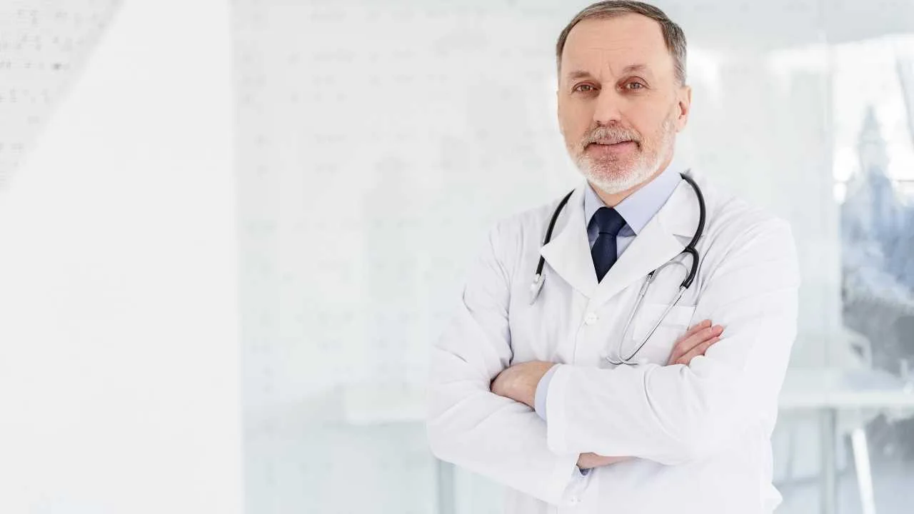 Médico em seu consultório.