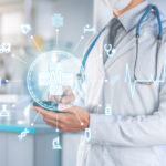 Tecnologia Médica: Médico otimizando atendimento médico via smartphone. Medicina, ciência e tecnologia