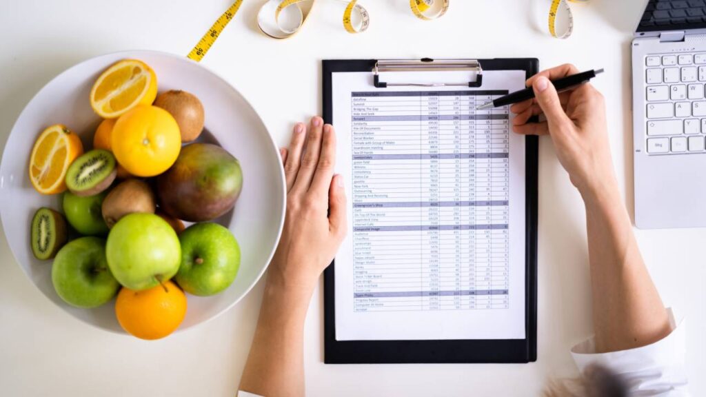 Nutricionista fazendo ficha manualmente.