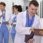 Sou Recém-formado e Quero Abrir Consultório: plano realista dos primeiros 12 meses!