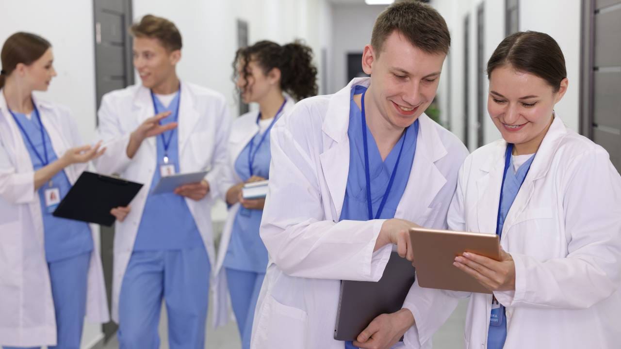 Sou Recém-formado e Quero Abrir Consultório: plano realista dos primeiros 12 meses!